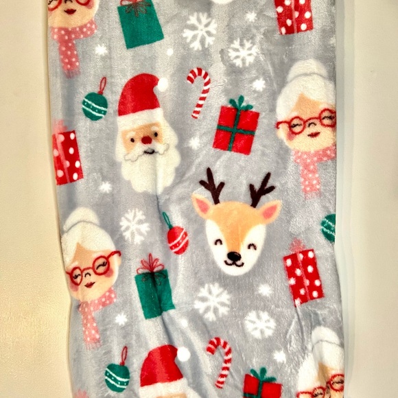 Mrs. Claus Santa & Reindeer Decorative Christmas Throw Blanket Gifts Smowflakes - Picture 15 of 15